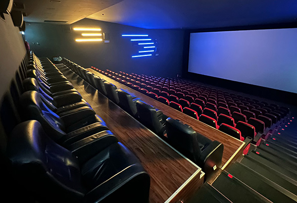 Saal 1 der Kinostar Filmwelt Bretten mit blauer Lichtstimmung