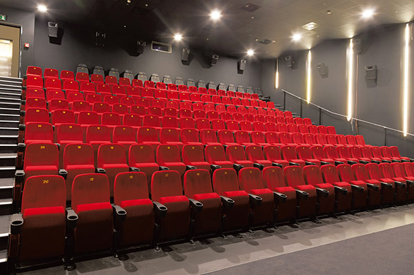 Saal 1 des Kinostar Arthaus Heilbronn mit roten Kinosesseln