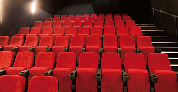 Saal 4 des Kinostar Arthaus Heilbronn mit roten Kinosesseln