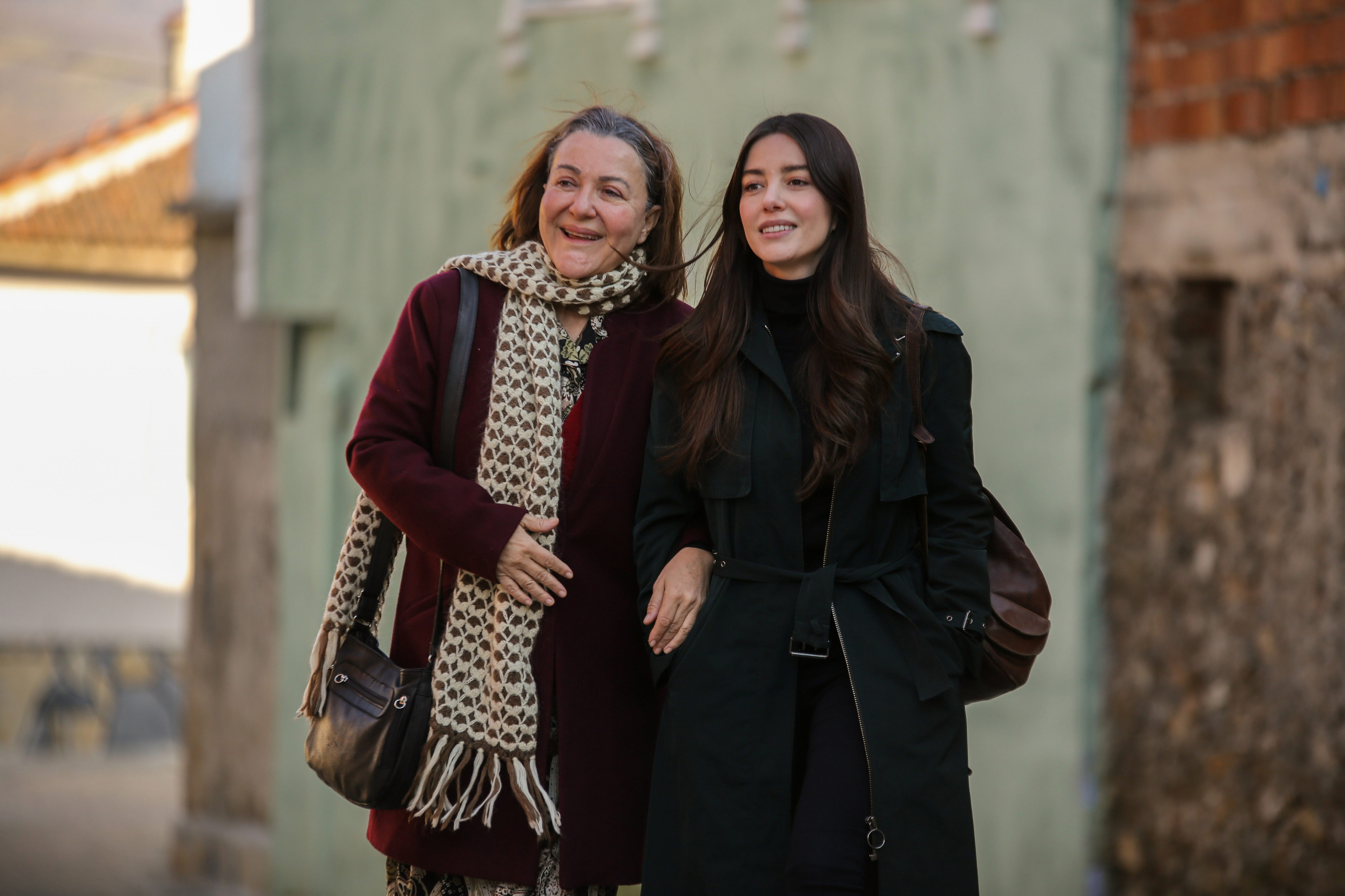 Турецкие мая мама. Озге Гюрель 2019. Озге Гюрель с мамой.